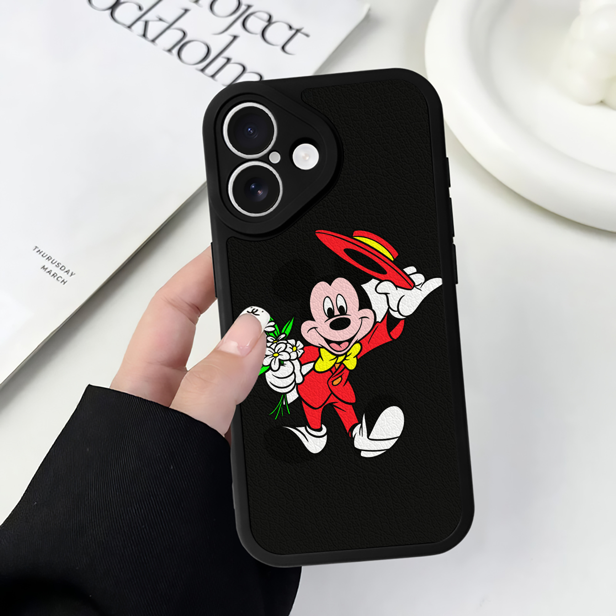 （画像用） ミッキーマウス Mickey Mouse 【iPhone 16シリーズ対応】シリコンスマホケース（レザー調） 材質：シリコン